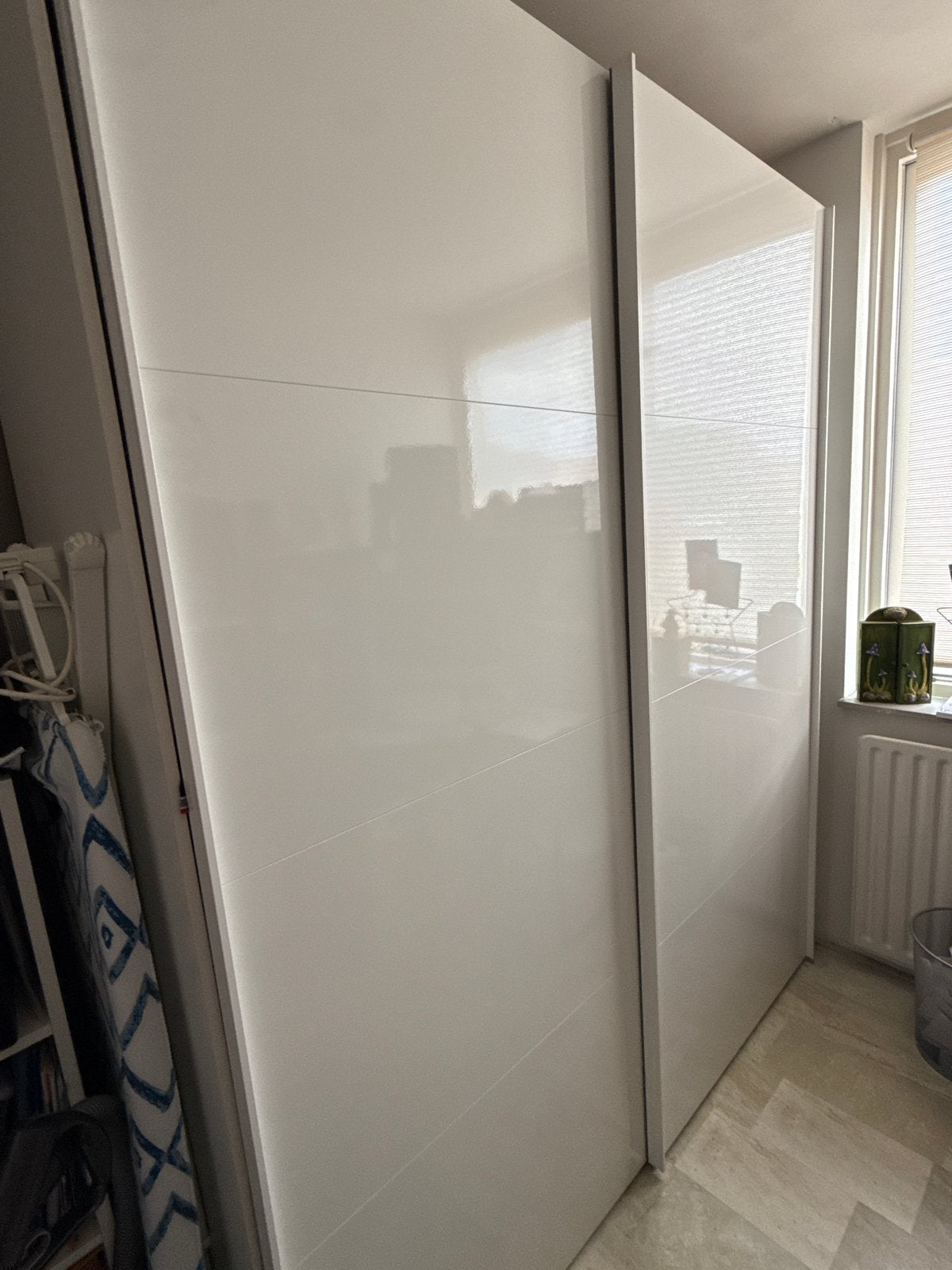 Witte kledingkast met schuifdeuren - 220x182x60 cm, Huis en Inrichting, Ophalen, Met plank(en), Gebruikt, 200 cm of meer