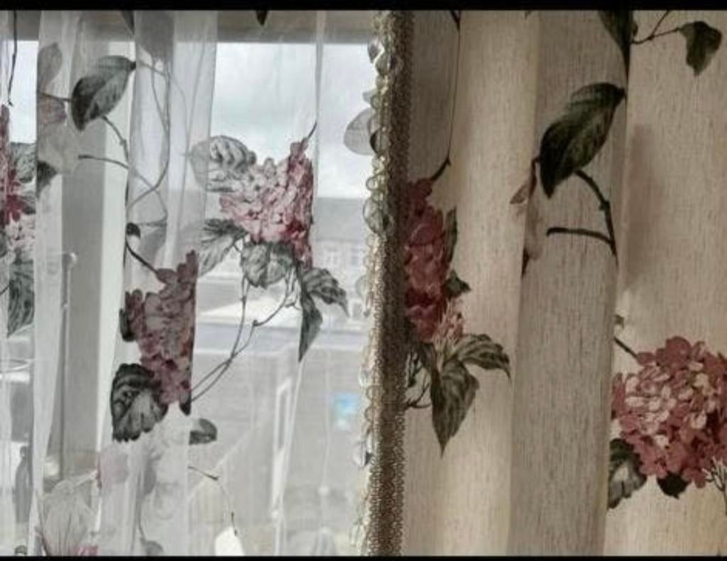 Mooie katoenen gordijnen en tule gordijn met bloemen, Ophalen of Verzenden, 25 tot 50 m², Wit
