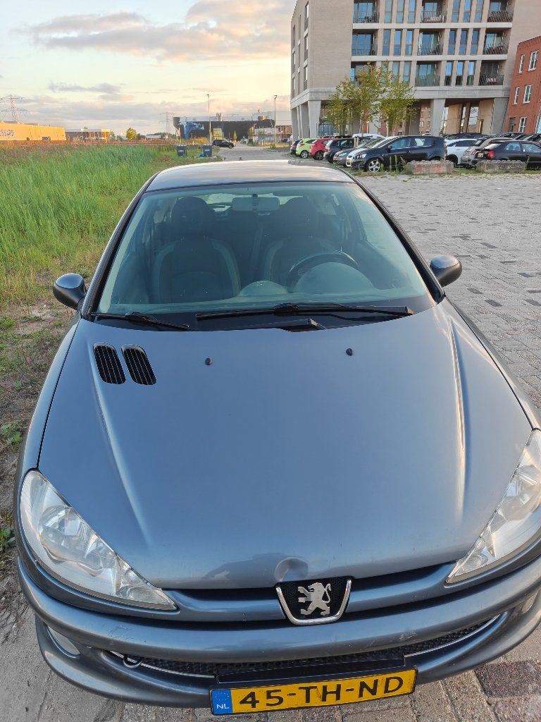 Peugeot 206 1.6 16V Gentry 3D 2006 Grijs, Auto's, Peugeot, Voorwielaandrijving, Elektrische ramen, 15 km/l, 40 €/maand
