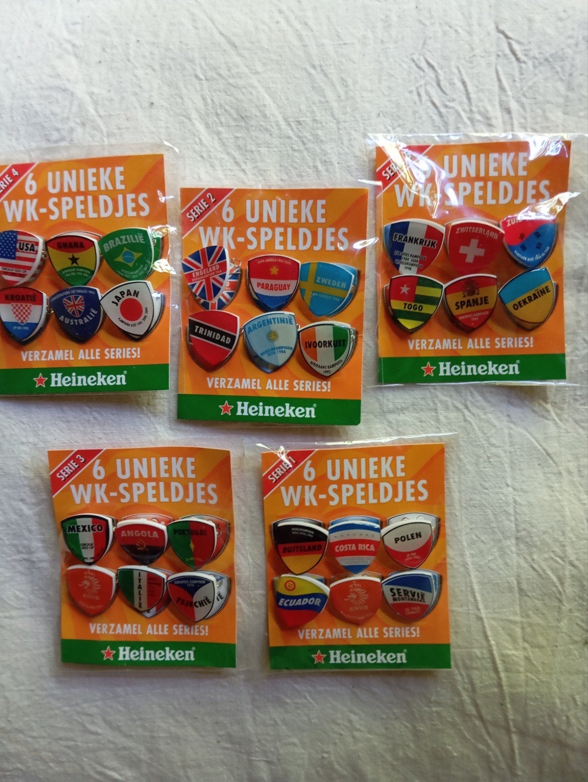 Heineken wk voetbal speldjes in verpakking, Ophalen of Verzenden, Zo goed als nieuw, Boek of Tijdschrift