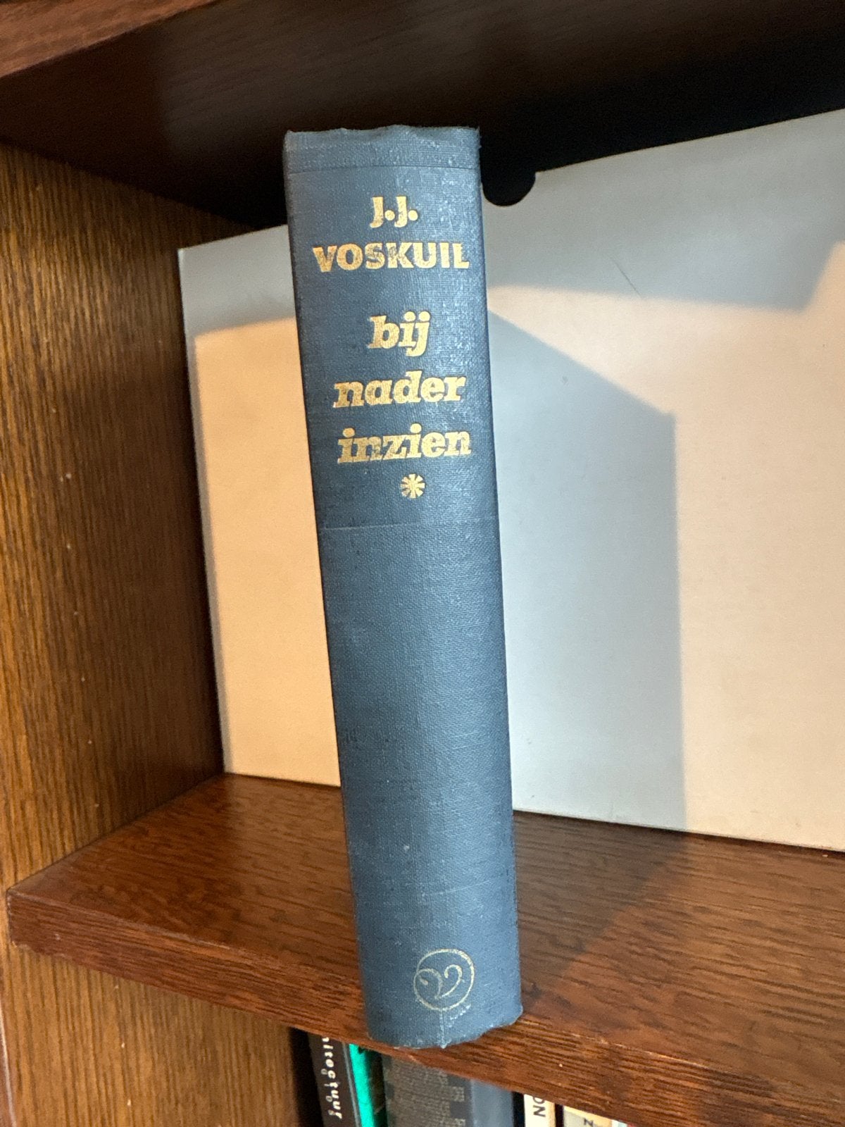 J.J. Voskuil - Bij nader inzien (Hardcover), Boeken, Ophalen of Verzenden, Gelezen, Nederland
