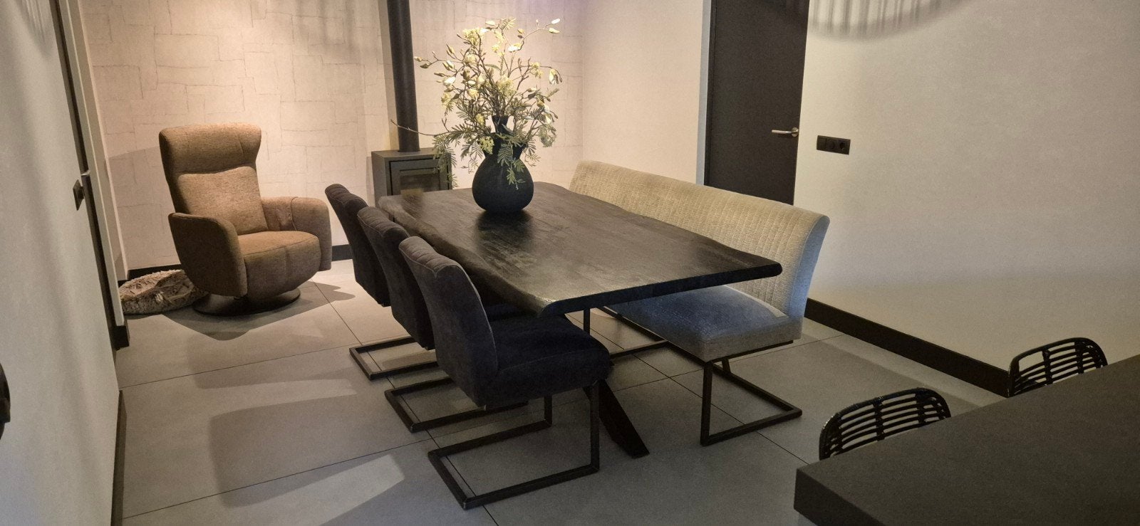 Mooie eettafel met 3 stoelen en een eetbank, Ophalen, Gebruikt, Zwart, Stof