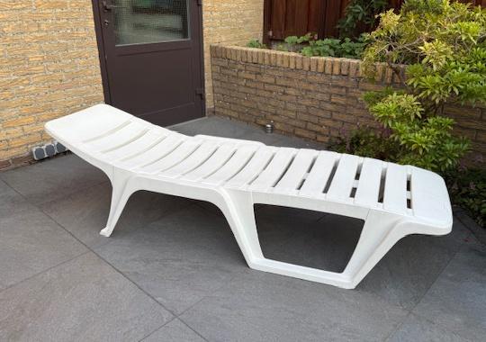 Zonnebed Hartmann wit kunststof+ matras+ hoofdsteun!, Tuin en Terras, Ligbedden, Ophalen of Verzenden, Zo goed als nieuw, Kunststof