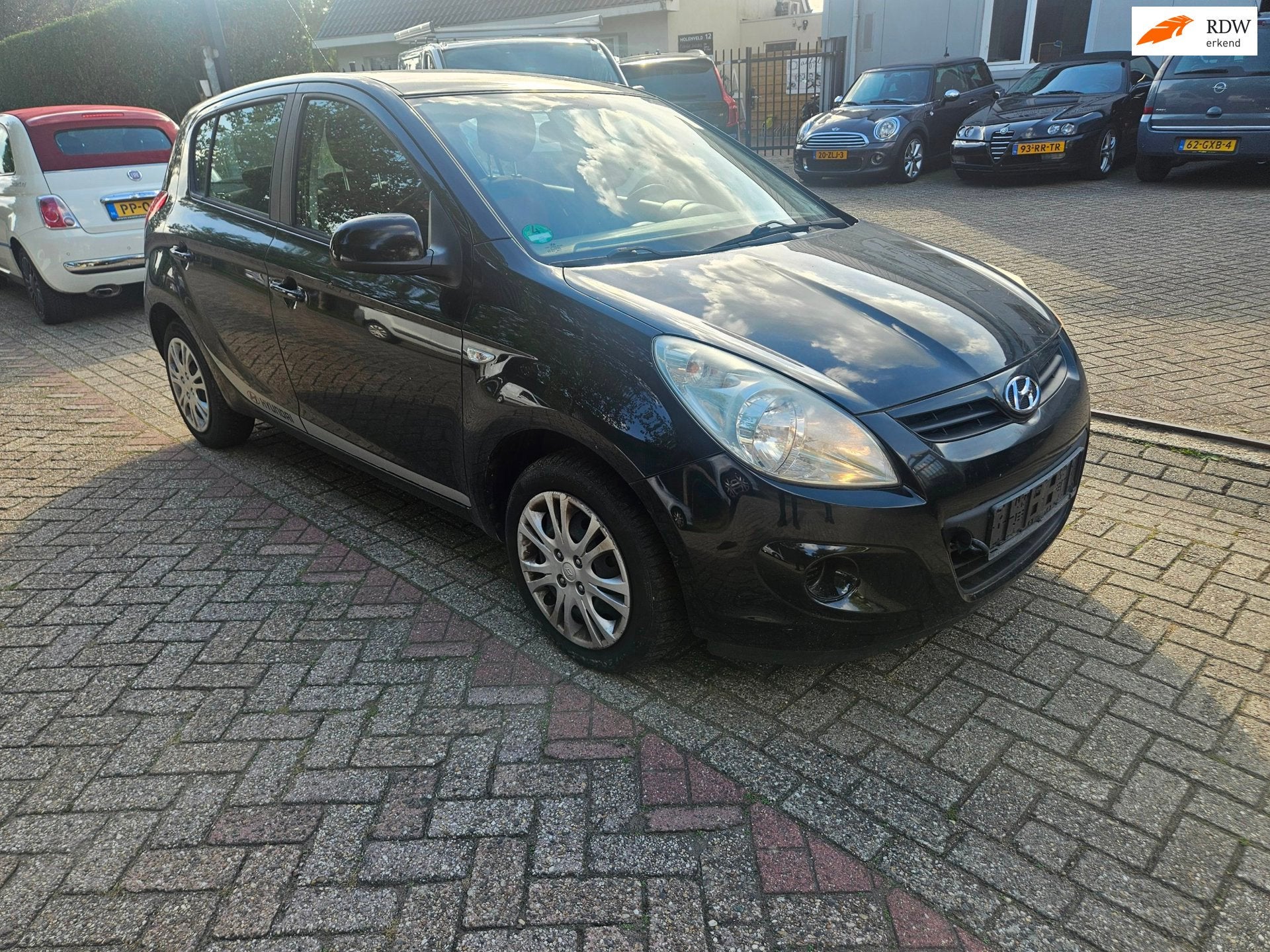 Hyundai I20 1.2i Dynamic Version MOTORSCHADE, Auto's, Gebruikt, 4 cilinders, Elektrische ramen, Origineel Nederlands