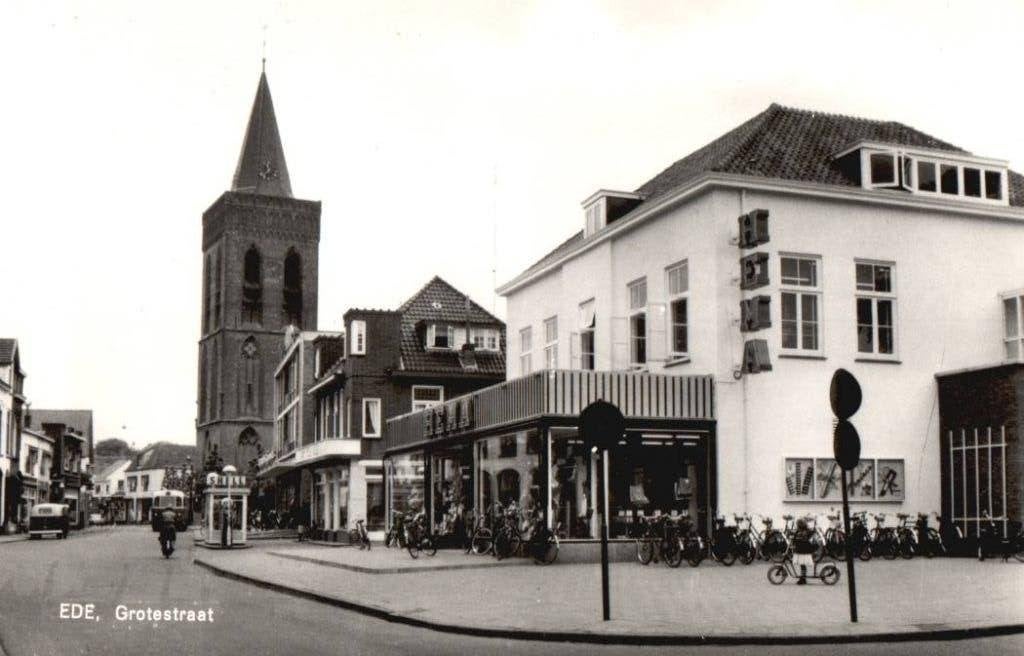 Ede (Gld) Grote straat 1965. Met Shell Benzinepomp., Verzamelen, Ansichtkaarten | Nederland, Ophalen, 1960 tot 1980, Ongelopen