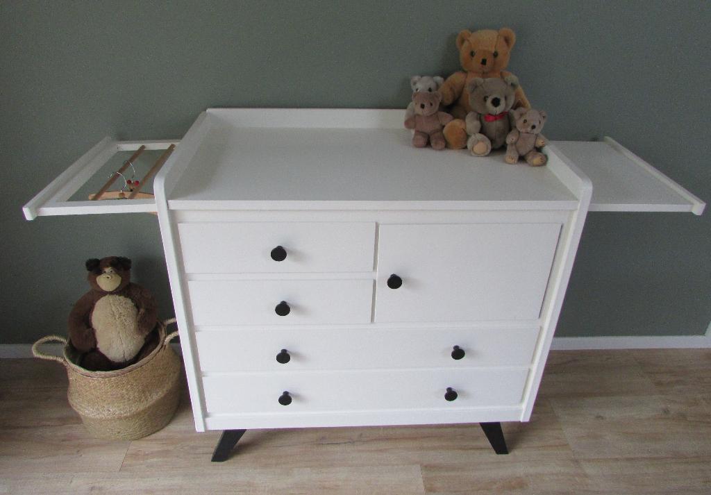 Vintage commode met uitschuifbaar plankje + rekje, Kinderen en Baby's, Kinderkamer | Commodes en Kasten, Zo goed als nieuw, Commode