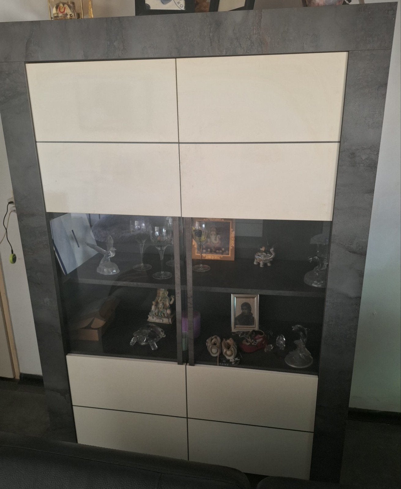 Goed onderhouden vitrinekast, Huis en Inrichting, Met deur(en), Overige houtsoorten, Zo goed als nieuw, 150 tot 200 cm