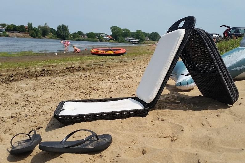 Zwarte rotan strandstoel ligbed inklapbaar riet, Ophalen of Verzenden, Nieuw, Rotan, Inklapbaar