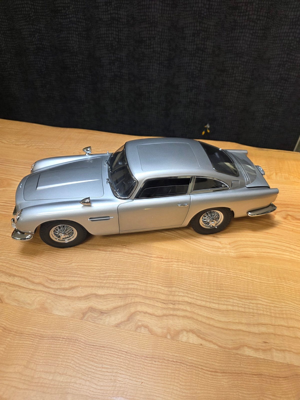 Aston Martin DB5 schaalmodel 1:8 met werkende electronica, Ophalen