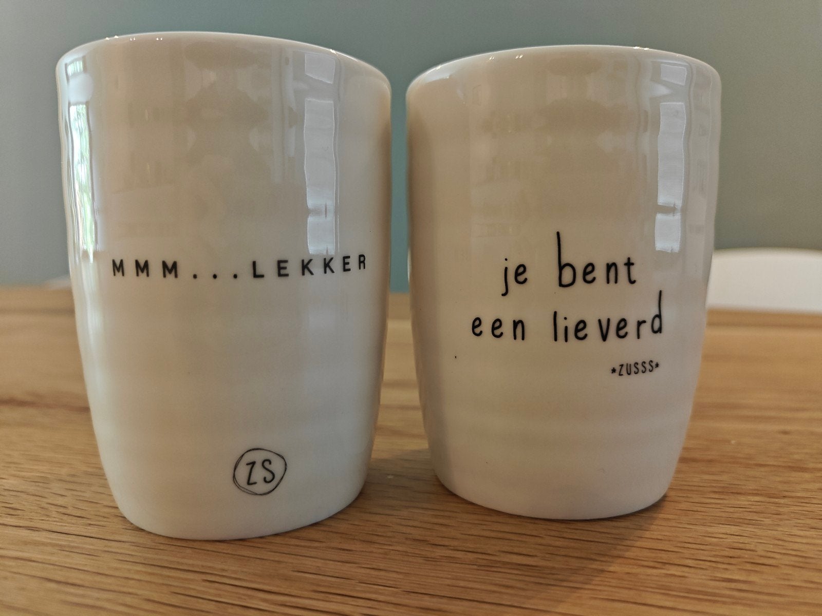 twee mokken Zusss, Ophalen, Zusss