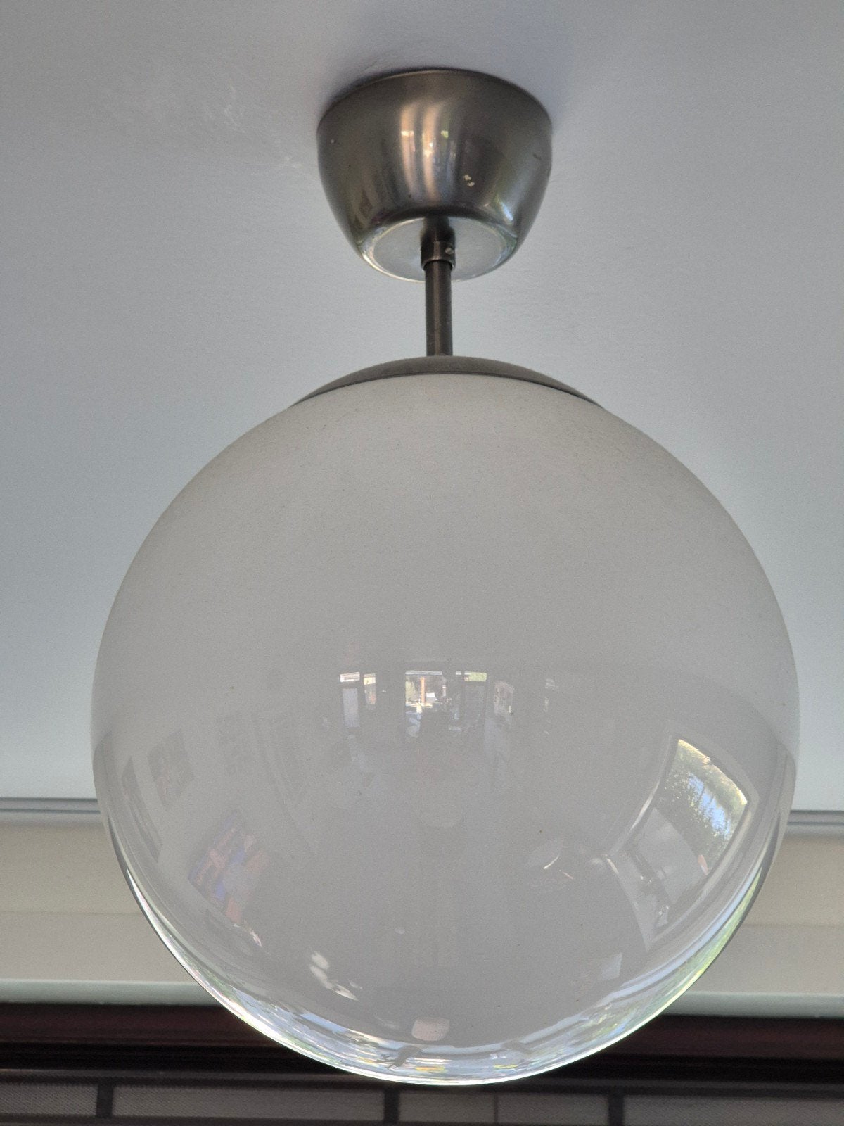 Vintage glazen bol hanglamp - Melkglas en metaal, Ophalen, Gebruikt, E27 (groot), Glas