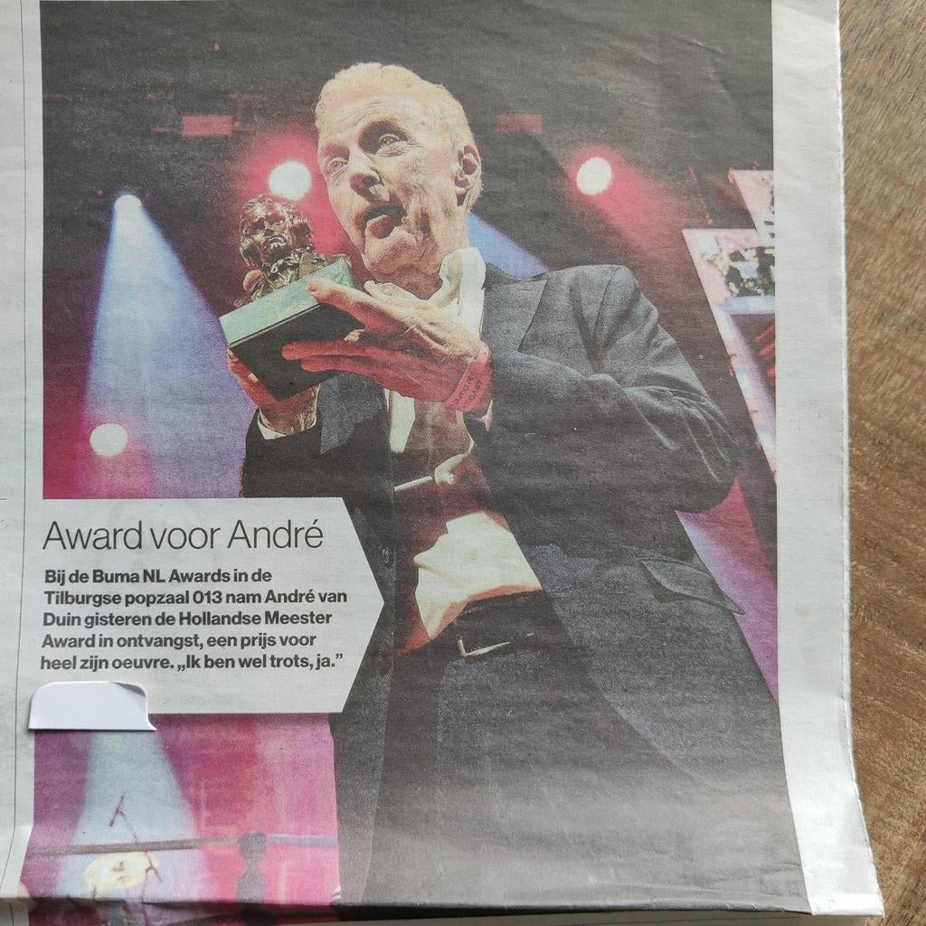 Andre van Duin krantenartikel: Award voor Andrė, Verzamelen, Ophalen of Verzenden, 1980 tot heden, Nederland, Knipsel(s)