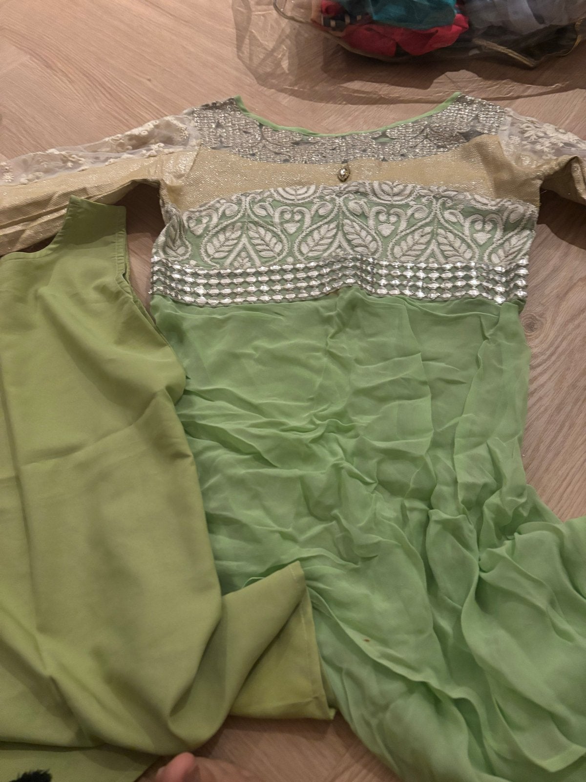 Mooie lichtgroene Indiase jurk met borduursel, Maat 38/40 (M), Ophalen of Verzenden, Gedragen, Onder de knie