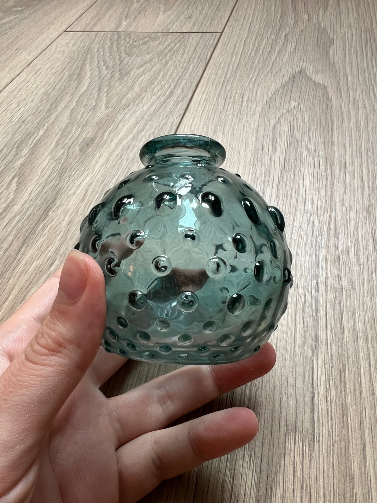 Turqouse kleine vaas (groen/blauw) rond met stippen, Huis en Inrichting, Ophalen of Verzenden, Met patroon/structuur, Blauw, Glas