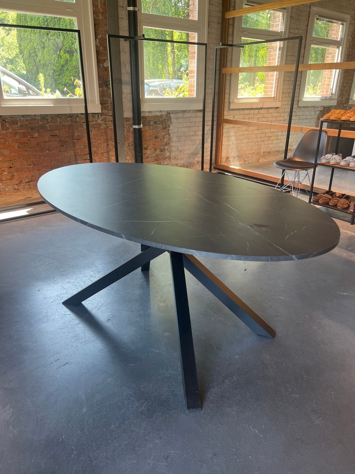 IKEA Mariedamm eettafel, ovaal, zwart marmerlook, Ophalen, 100 tot 150 cm, Zo goed als nieuw, Vier personen