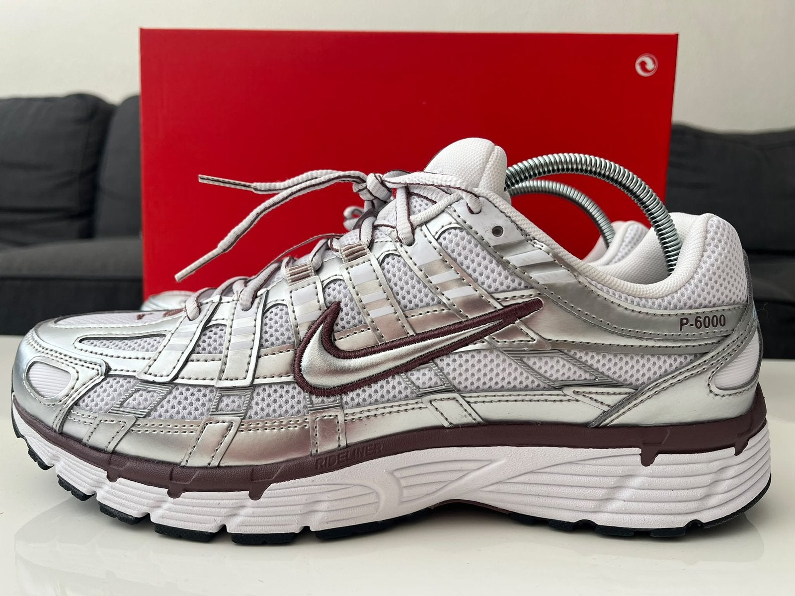 Nike P-6000 Zilver Bordeaux Metallic Sneakers Maat 43, Kleding | Heren, Ophalen of Verzenden, Zo goed als nieuw, Overige kleuren