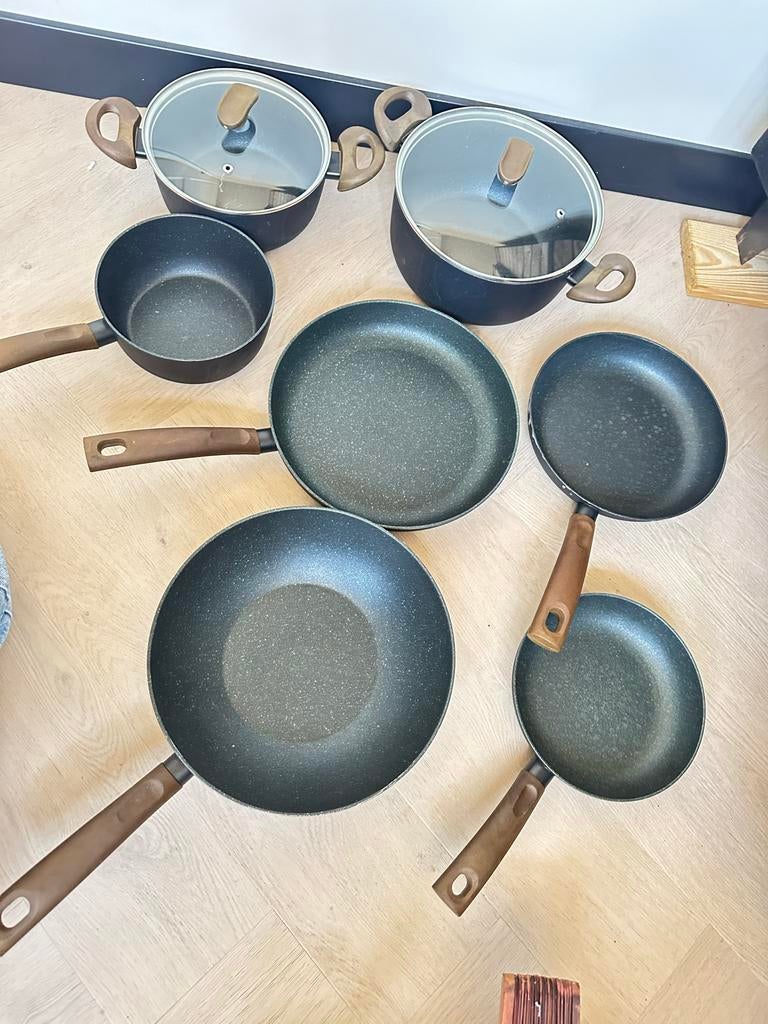 Complete Pannenset zwart. 3x koekenpan, wokpan, steelpan.etc, Ophalen of Verzenden, Gebruikt, Overige materialen, Pannenset