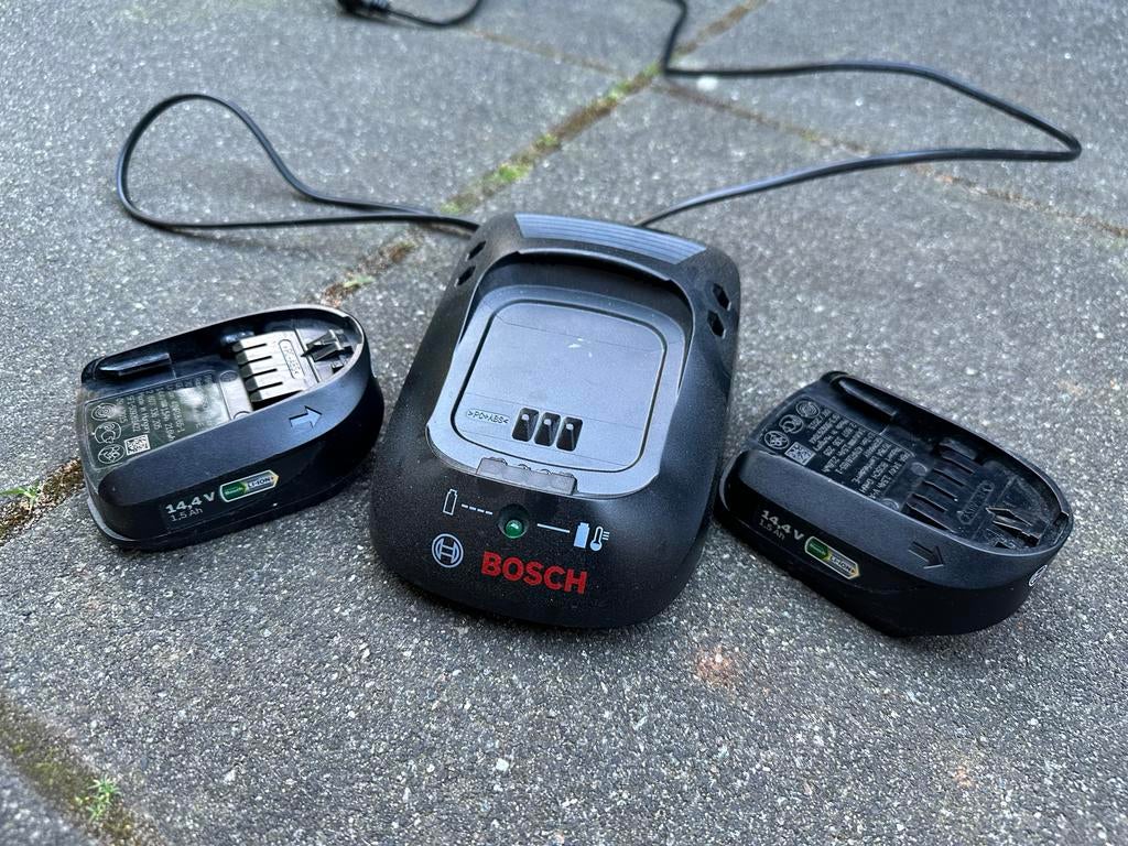 Bosch acculader met 2x 14.4V 1.5Ah accu's, Ophalen of Verzenden, Gebruikt