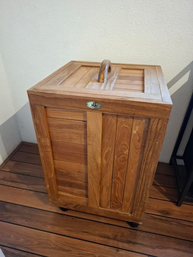 Teak houten wasmand op wieltjes, Ophalen