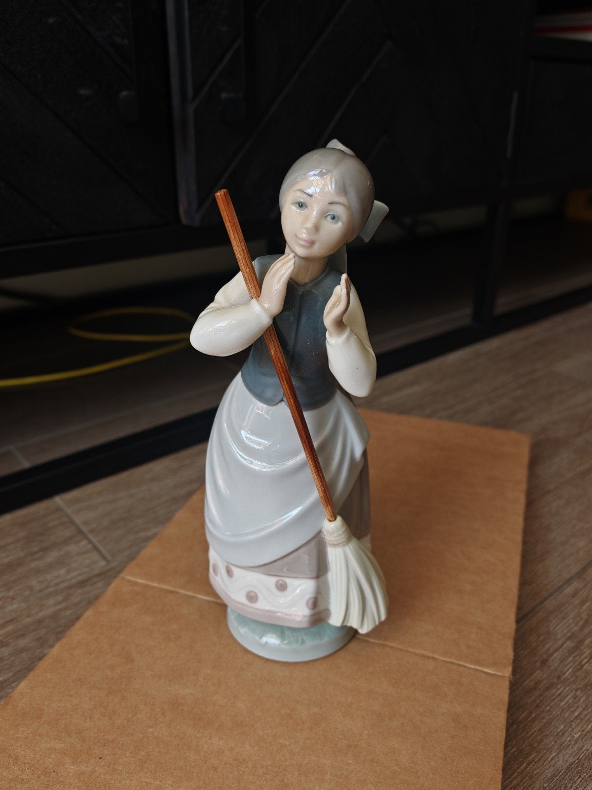 Porselein beeld Girl with a broom of A clean sweep., Antiek en Kunst, Ophalen of Verzenden