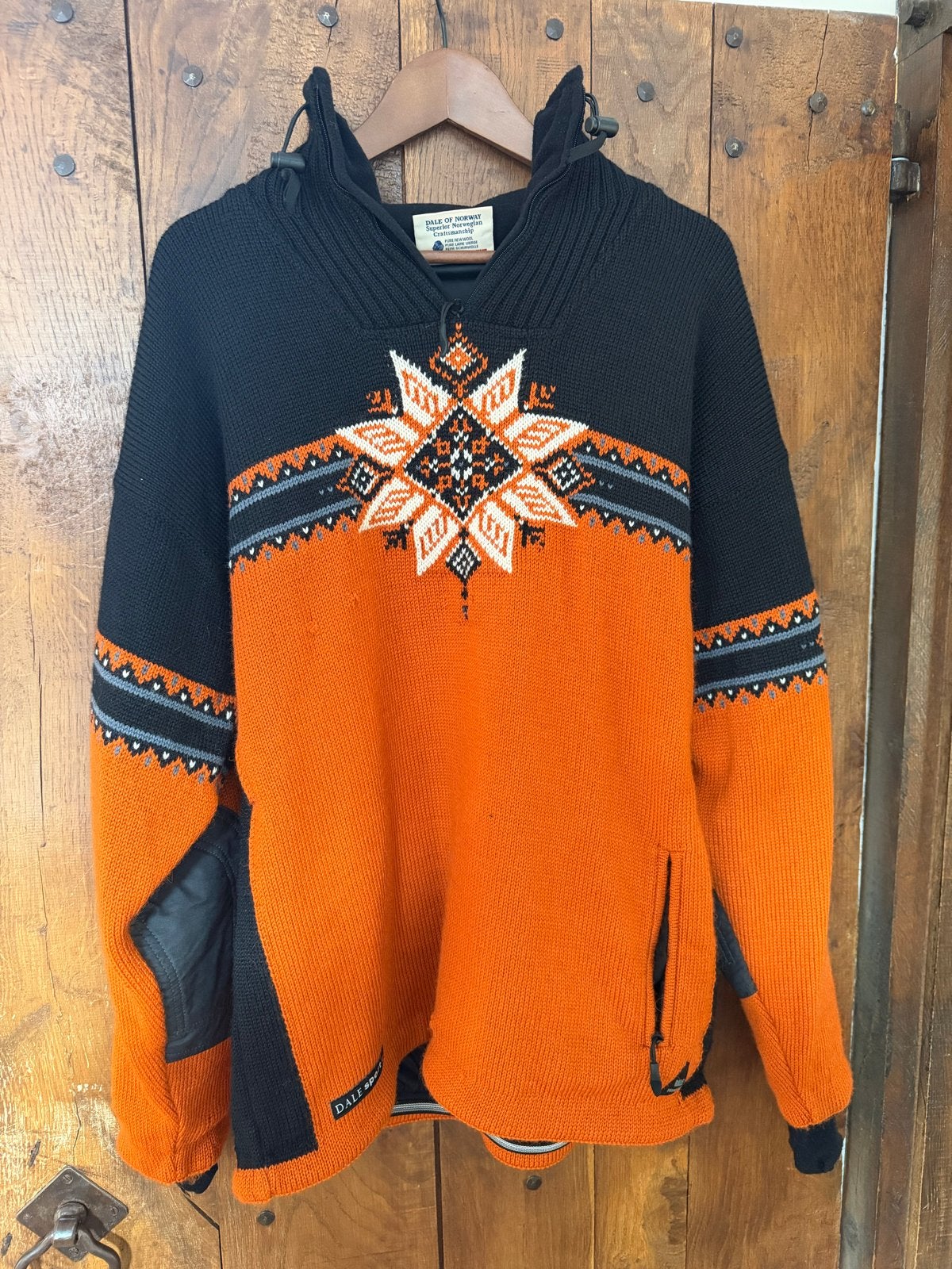 Dale of Norway windstopper L- Oranje/Zwart met Noors patroon, Kleding | Heren, Ophalen of Verzenden, Gedragen, Maat 52/54 (L)