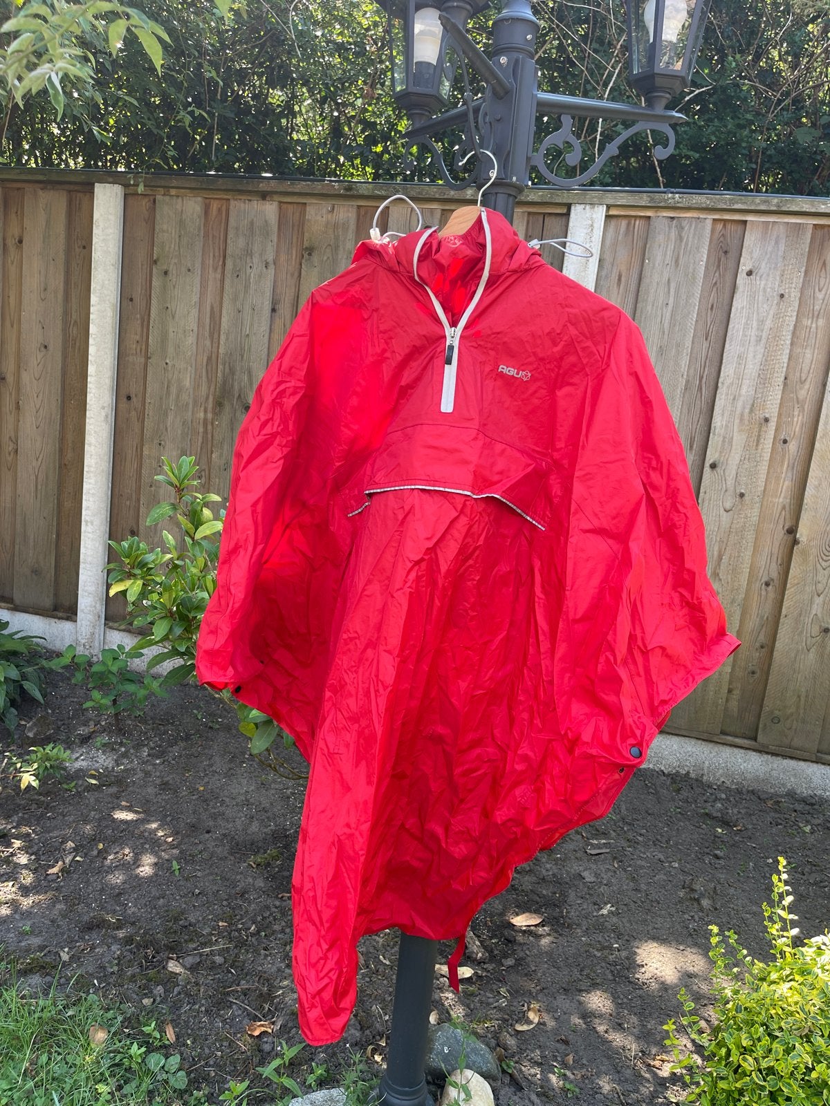 Rode AGU Regenponcho - Ideaal voor fietsen en wandelen, Ophalen of Verzenden, Zo goed als nieuw, Regenpak, Dames