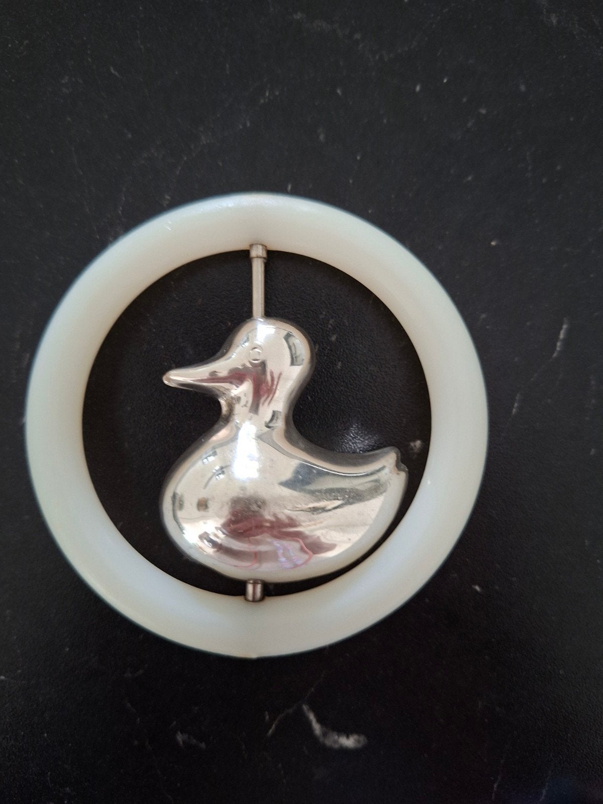 Zilveren rammelaar eendje voor baby - Zo goed als nieuw, Ophalen of Verzenden, Zo goed als nieuw, Rammelaar, Met geluid