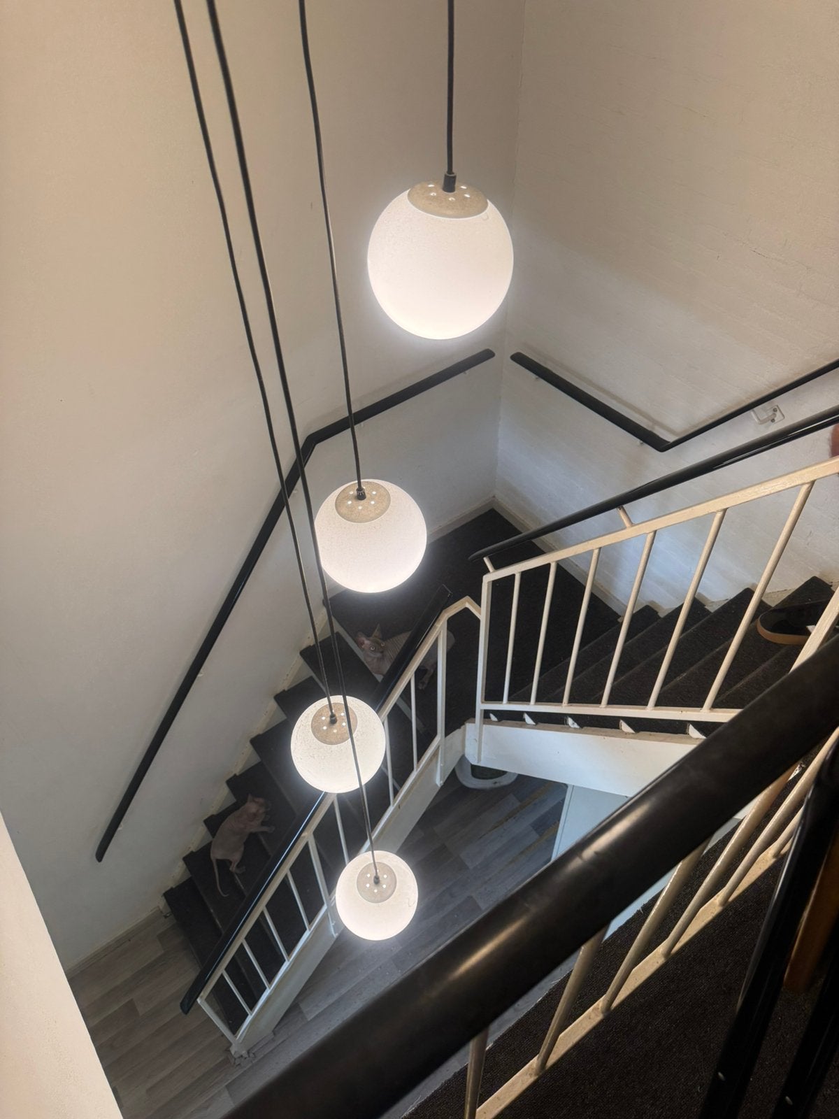 Vitage hanglamp met 6 melkglas bollen voor trapgat, Ophalen, Zo goed als nieuw, Glas