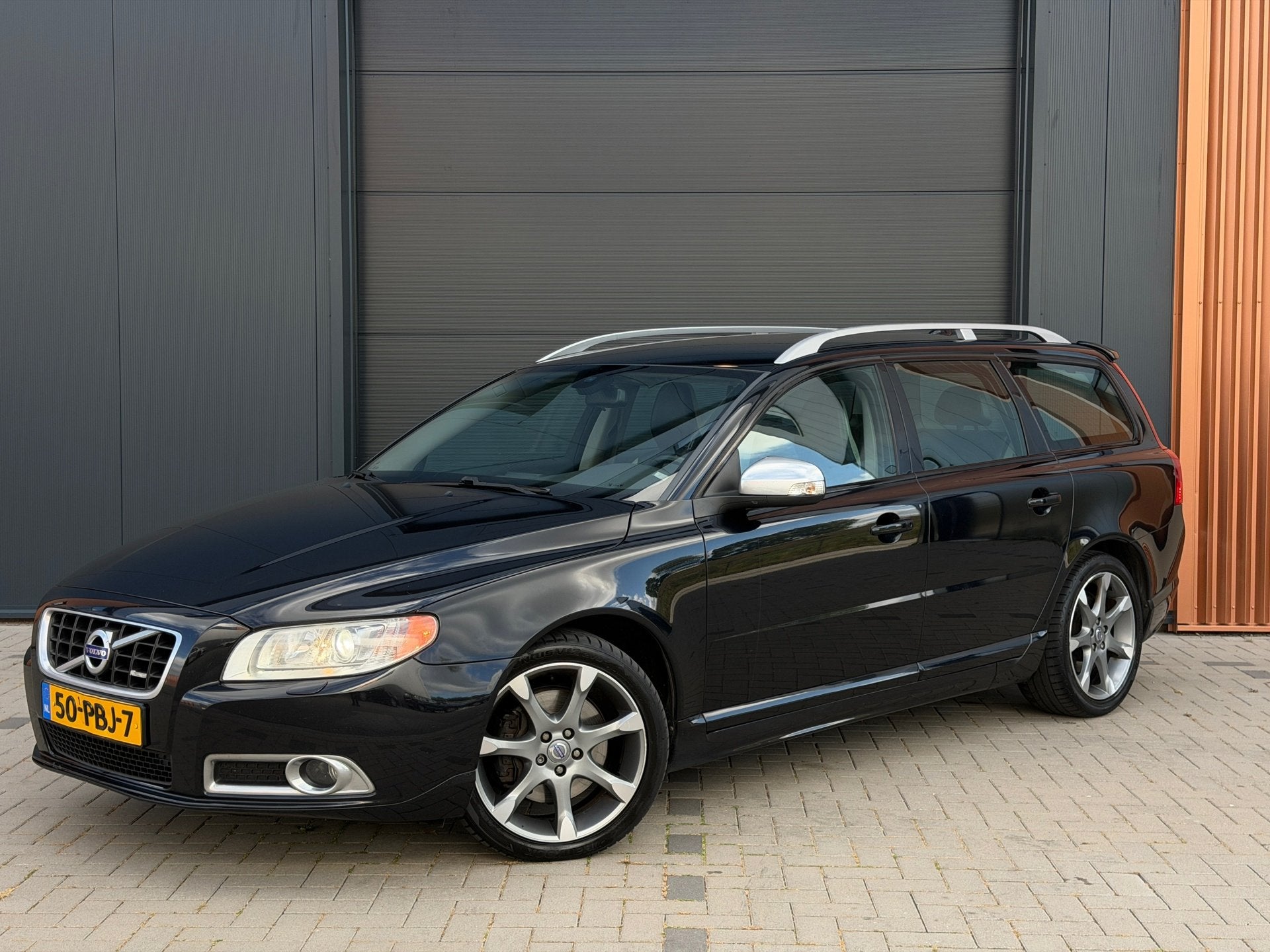 Volvo V70 2.0T R-Edition|Navi|Stoelverwarming|Parkeersensore, Voorwielaandrijving, Euro 5, 4 cilinders, Zwart