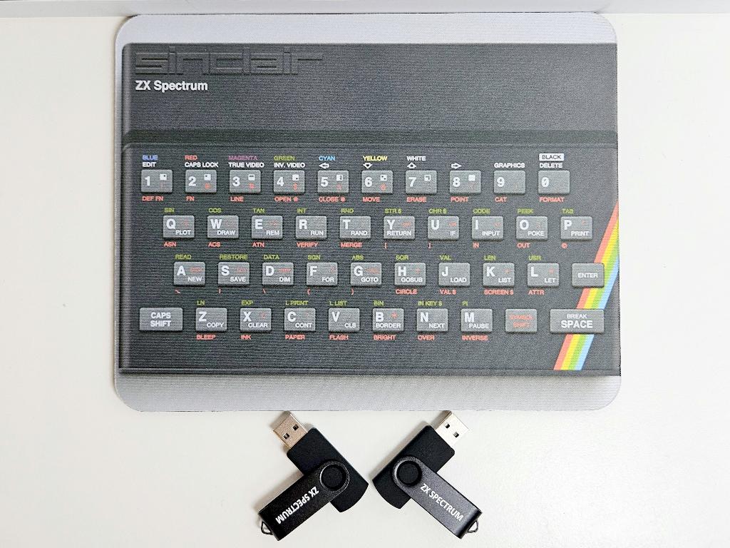 ZX Spectrum muismat + 2 USB sticks Retro Games TheSpectrum, Computers en Software, Vintage Computers, Ophalen of Verzenden