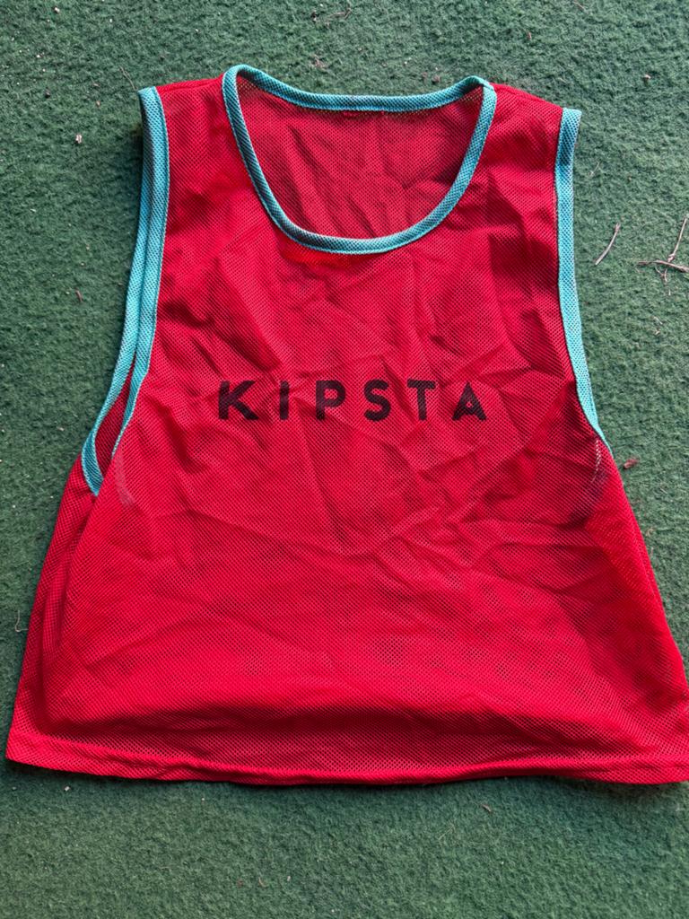 Kipsta trainingshesje kind 8x, Maat S, Ophalen, Gebruikt, Shirt