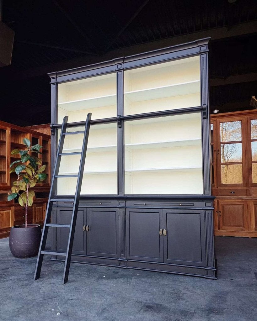 Hoge zwarte boekenkast | Bibliotheekkast met Ladder #2717, Niet ingevuld, Met deur(en), 200 cm of meer, 150 tot 200 cm