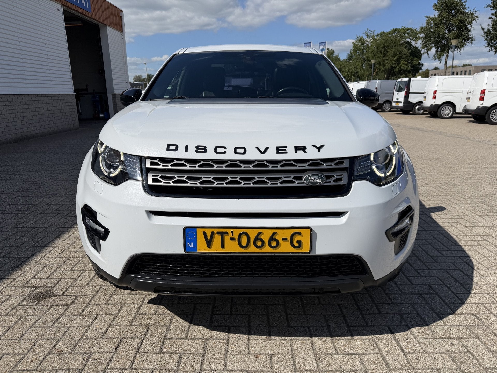Jaguar Discovery Sport grijs kenteken / vaste prijs rijklaar, Auto's, Land Rover, Huisgarantie, 4 cilinders, Wit, Origineel Nederlands