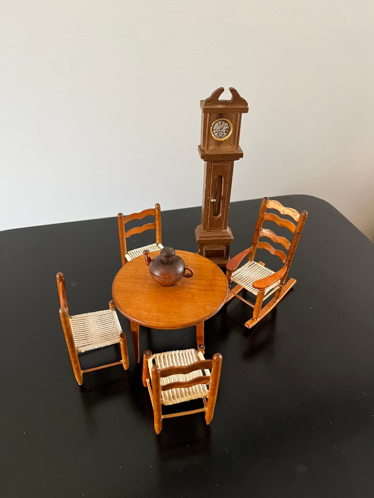 Poppenhuismeubels hout leuk setje klok tafel stoelen, Verzamelen, Poppenhuizen en Toebehoren, Ophalen of Verzenden, Zo goed als nieuw