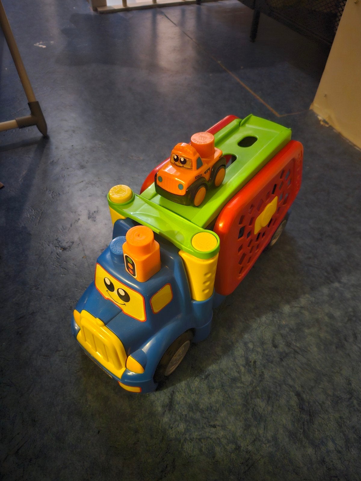 Speelgoed vrachtwagen met auto en geluid, incl. blokje, Ophalen, Zo goed als nieuw
