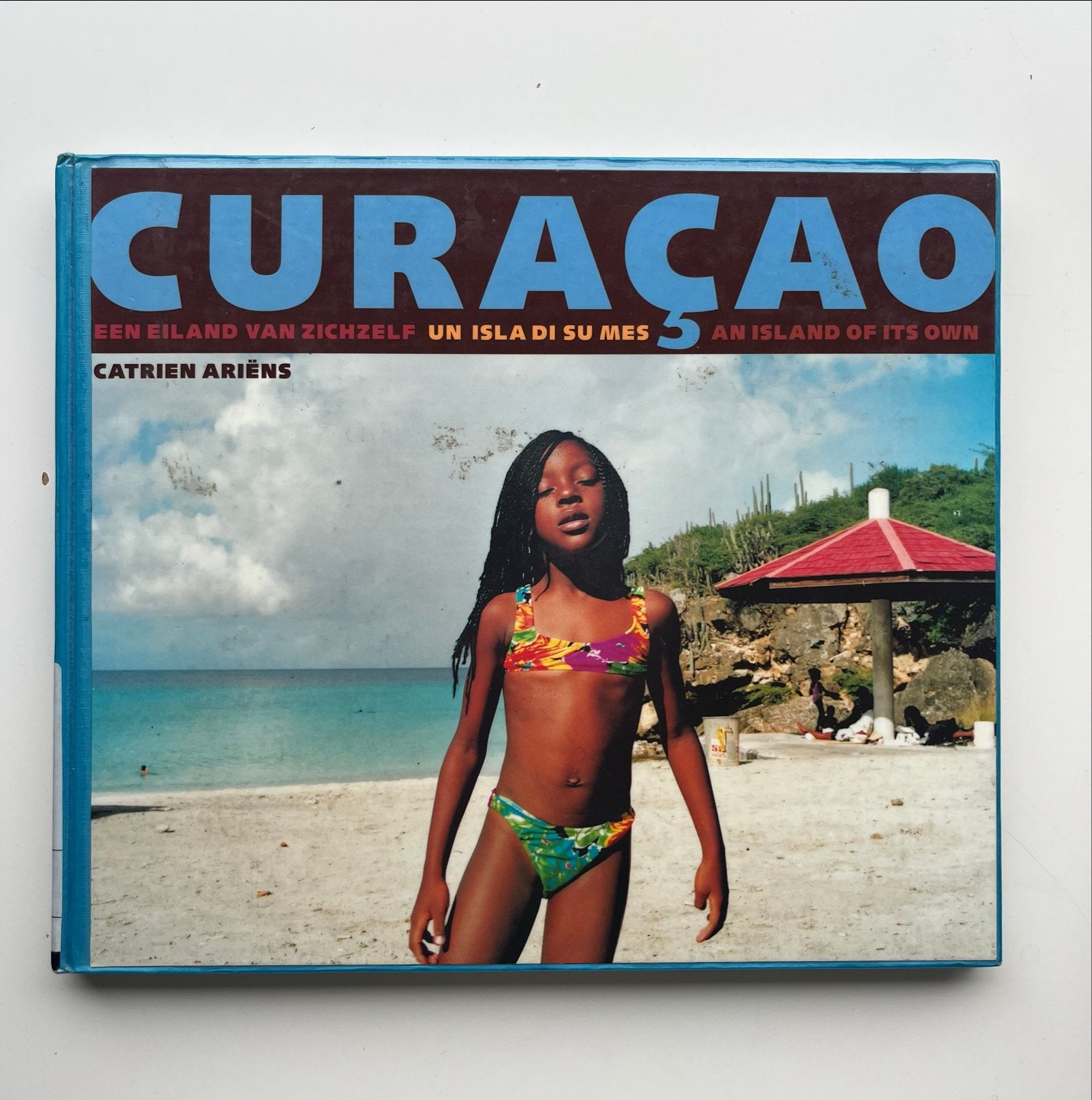 Curaçao: Een Eiland van Zichzelf - Catrien Ariëns, Ophalen of Verzenden, Gelezen, Fotografie algemeen