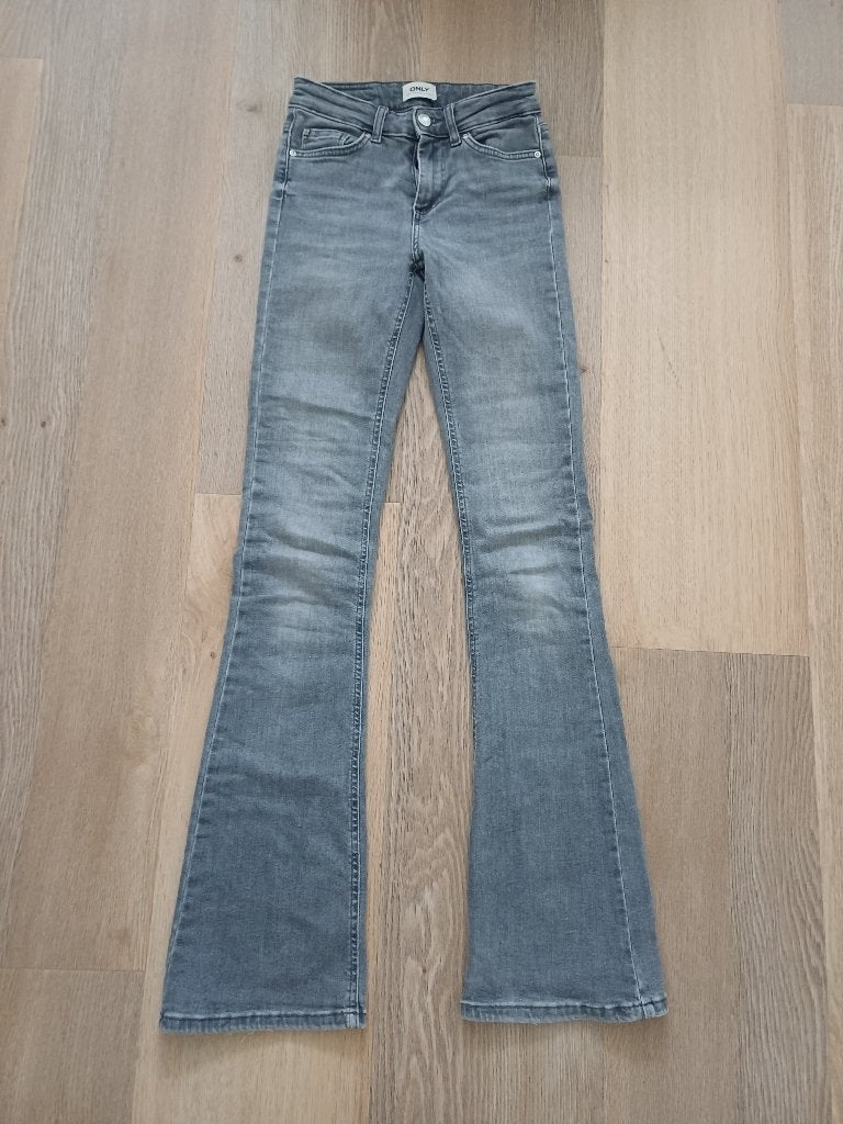 Lichtgrijze Only blush jeans, flare, maat xs-32, topstaat!!!, Ophalen of Verzenden, Zo goed als nieuw, Grijs, W28 - W29 (confectie 36)