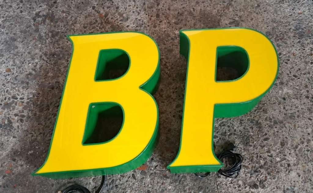 Vintage BP letter benzine olie reclame decoratie garage, Ophalen of Verzenden, Gebruikt, Lichtbak of (neon) lamp