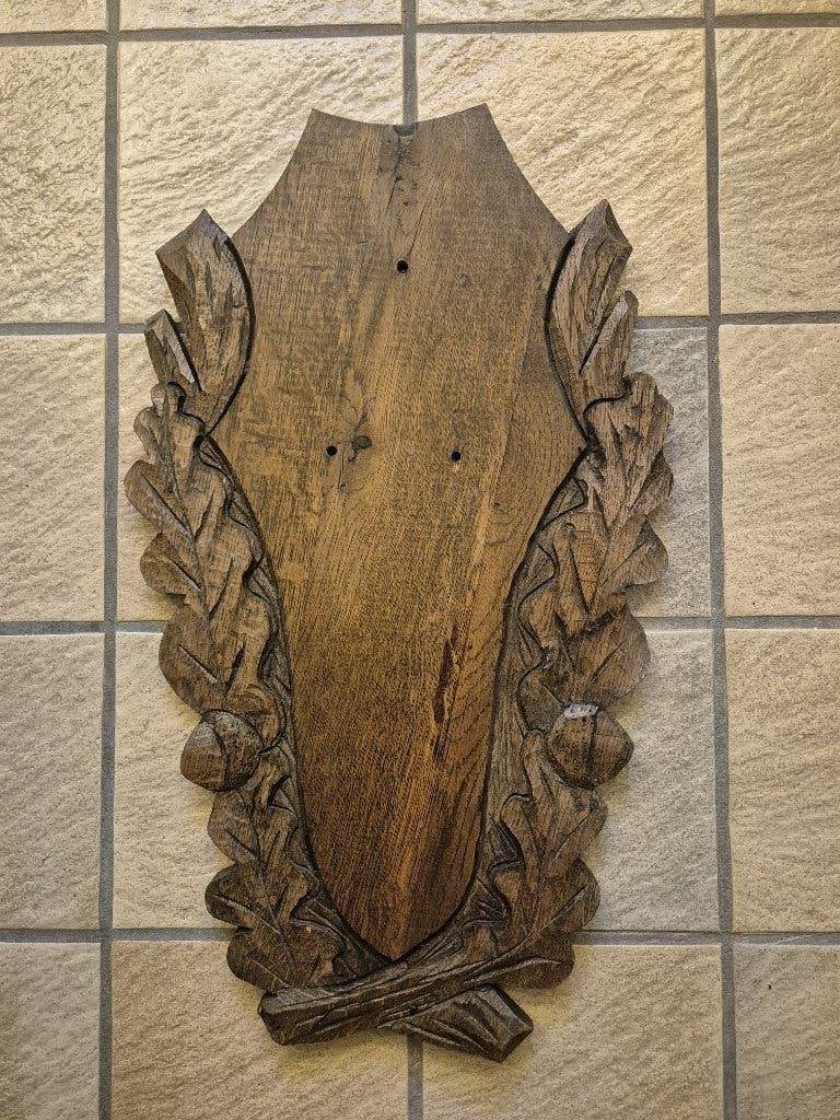 Rijk gedecoreerde eiken trofee plank 60x35 cm taxidermie, Ophalen of Verzenden, Gebruikt, Hert, Gewei of Kop