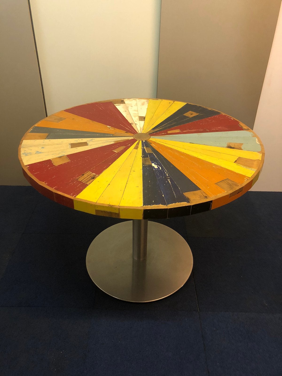 Tafel van sloophout met chromen voet., Ophalen, 100 tot 150 cm, Rond, Zo goed als nieuw