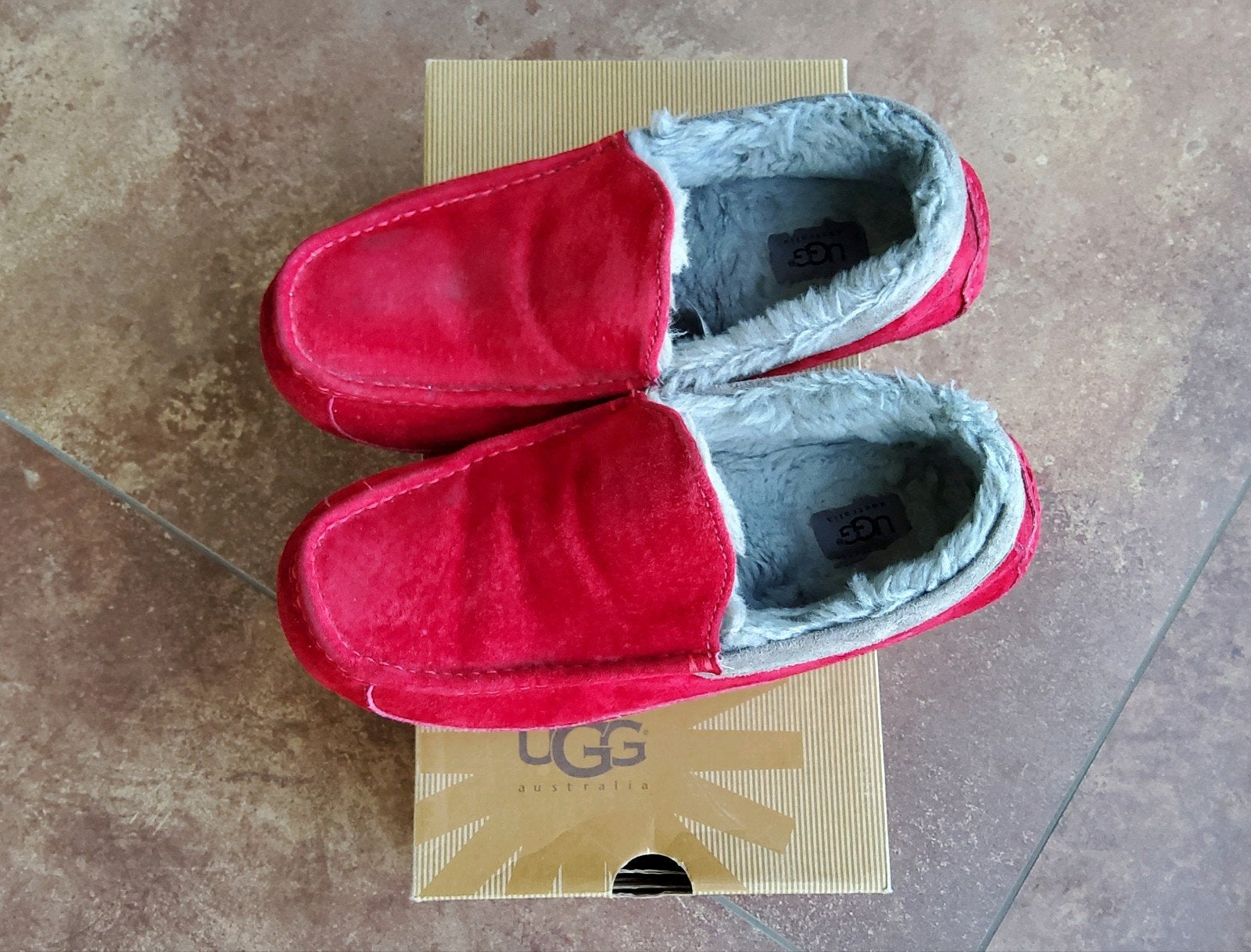 UGG  (heren) pantoffels rood, grijs bont gevoerd, maat 43/10, UGG, Overige kleuren, Ophalen of Verzenden, Zo goed als nieuw