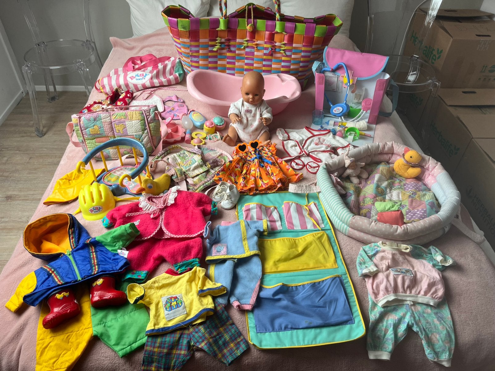 Baby Born pop +18-items set in vrolijke opbergmand/tas ZGAN, Kinderen en Baby's, Speelgoed | Poppen, Ophalen of Verzenden, Zo goed als nieuw