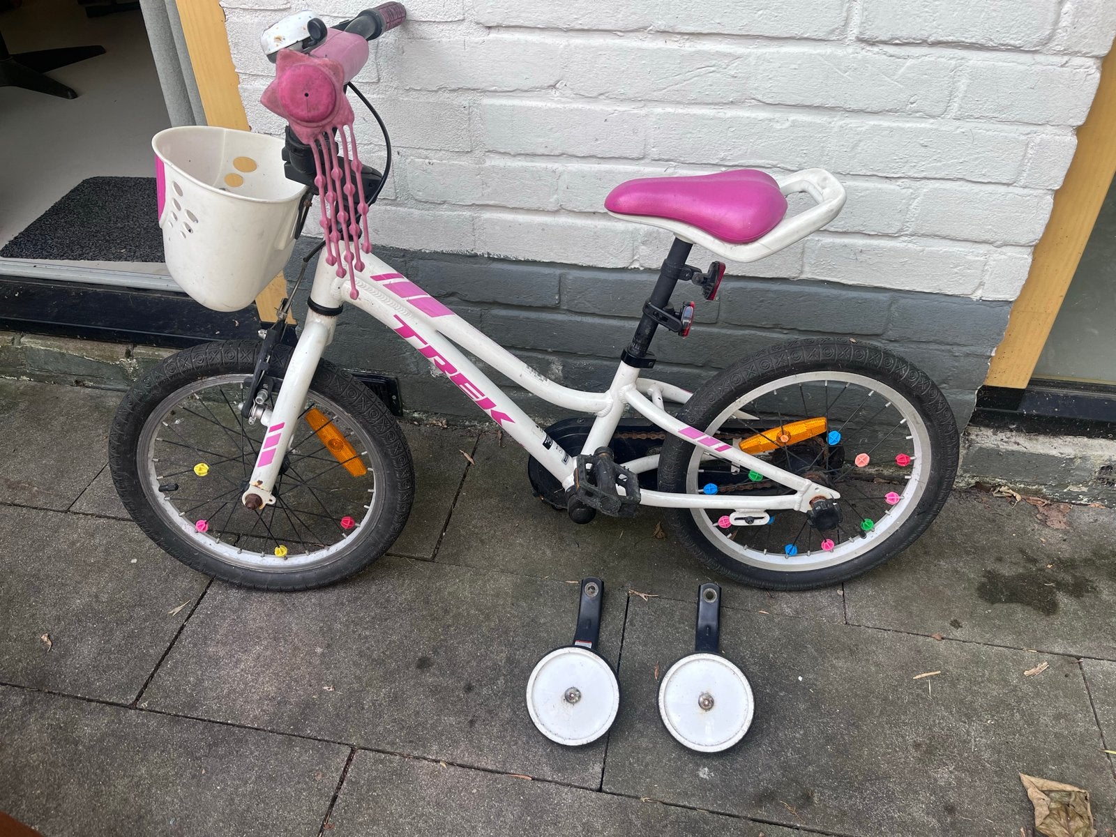 Trek kinderfiets wit/roze met zijwieltjes en mandje, Fietsen en Brommers, Fietsen | Kinderfietsjes, Ophalen, Zijwieltjes, Velgrem