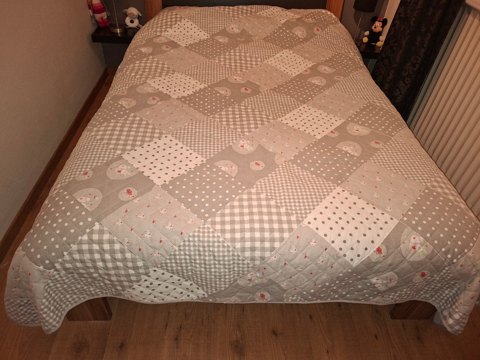 Sprei/deken - Grijs/wit met bloemen en stippen, Huis en Inrichting, Gebruikt, Overige typen, Tweepersoons, Ophalen of Verzenden