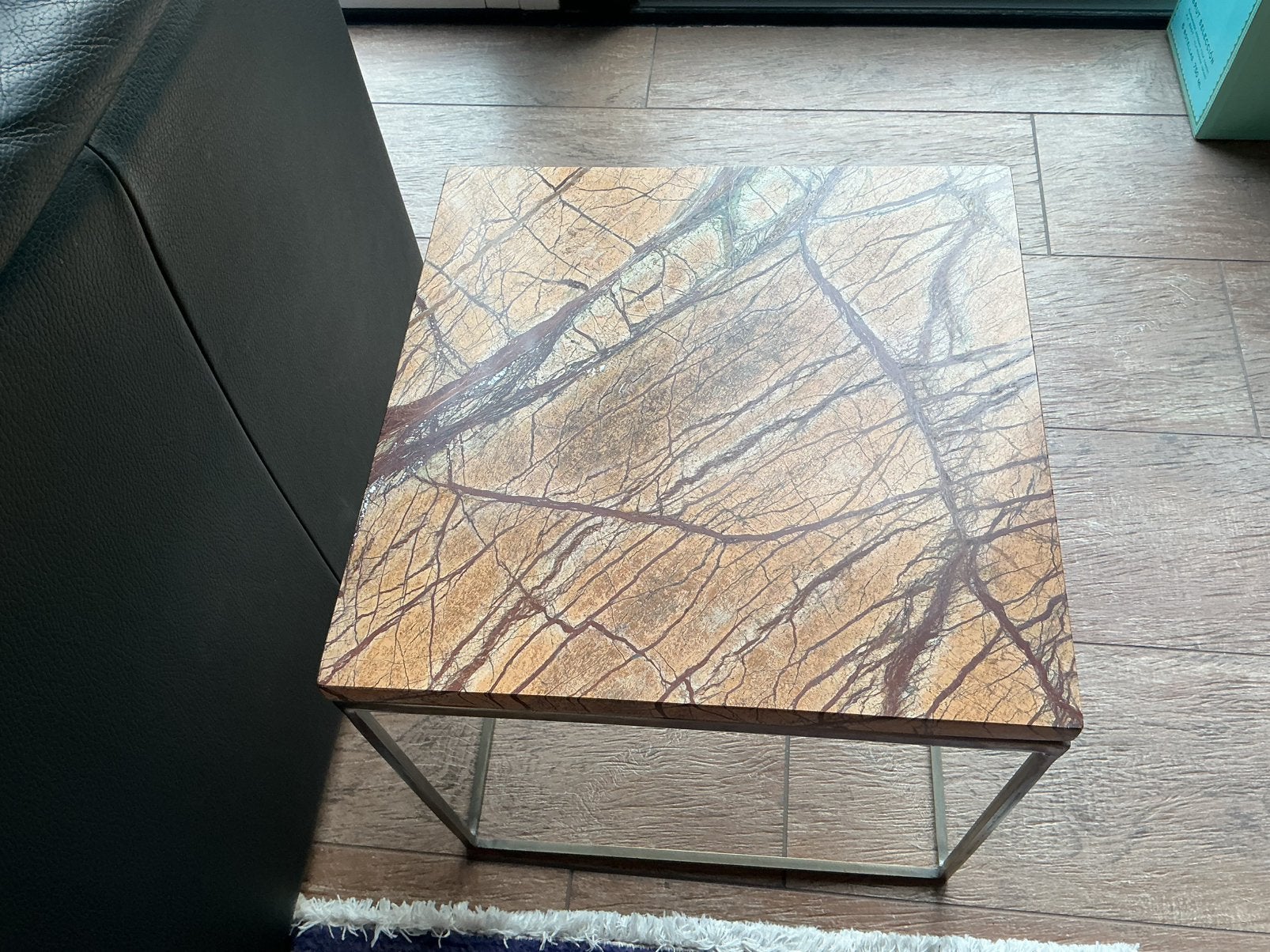 Bruin echt marmer bijzettafeltje met bronskleurig onderstel, Ophalen, Overige materialen, Vierkant, Minder dan 50 cm