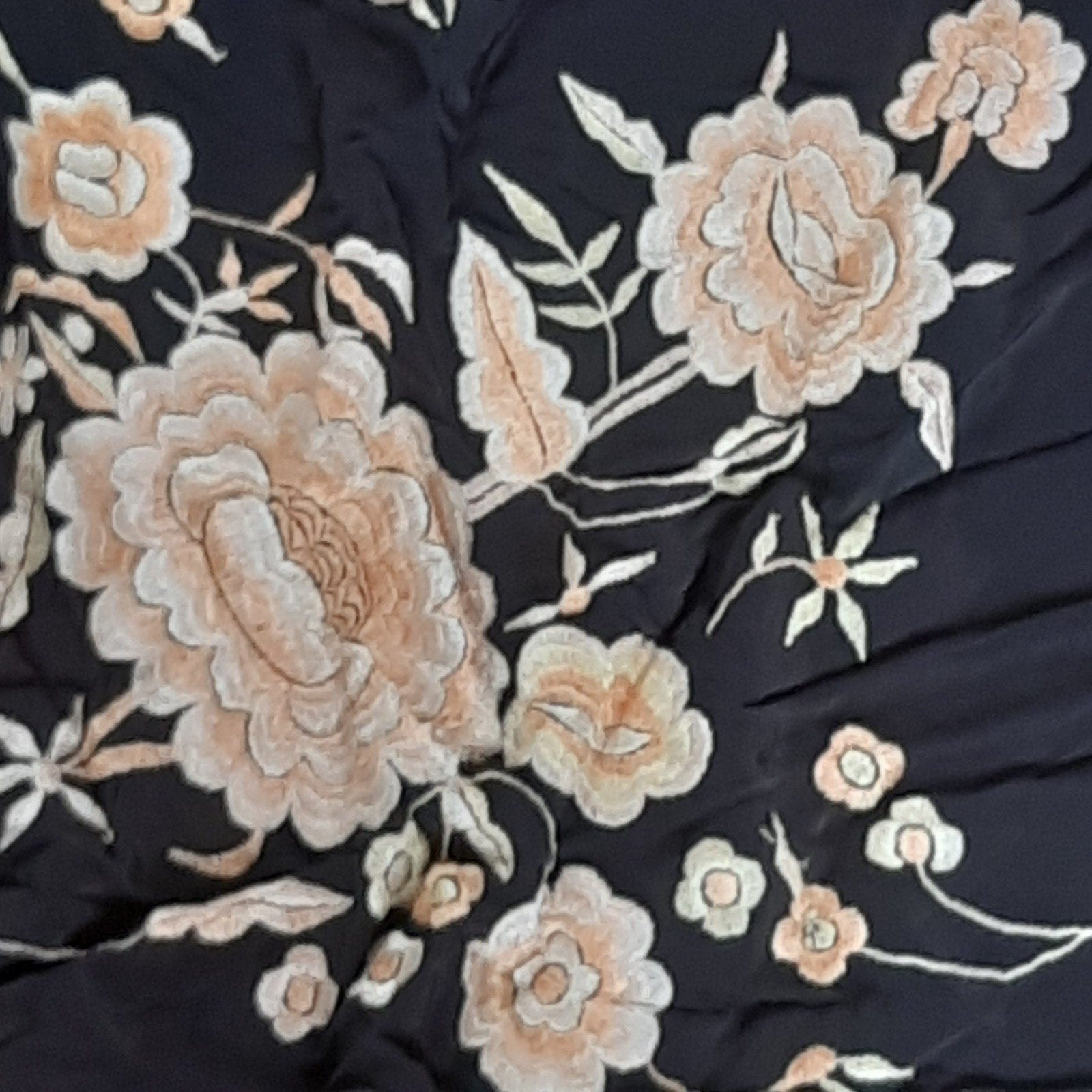 Antiek Chinees Kleed Zijde met Geborduurde Pioenrozen, Verzenden