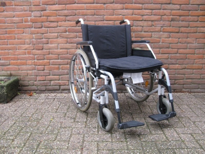 B en B inklapbare rolstoel 56 cm met massieve banden, Ophalen, Inklapbaar, Zo goed als nieuw, Duwrolstoel