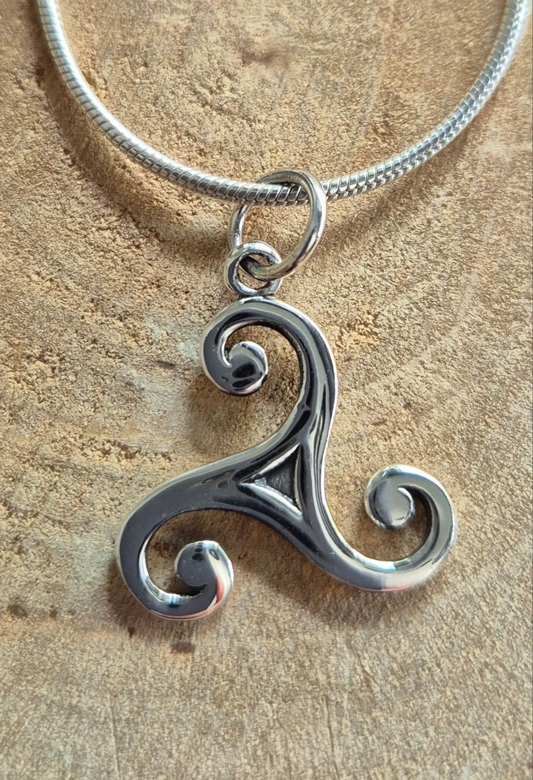 Zilveren kettinghanger Triskelion, Nieuw, Ophalen of Verzenden, Kruis of Symbool, Zilver