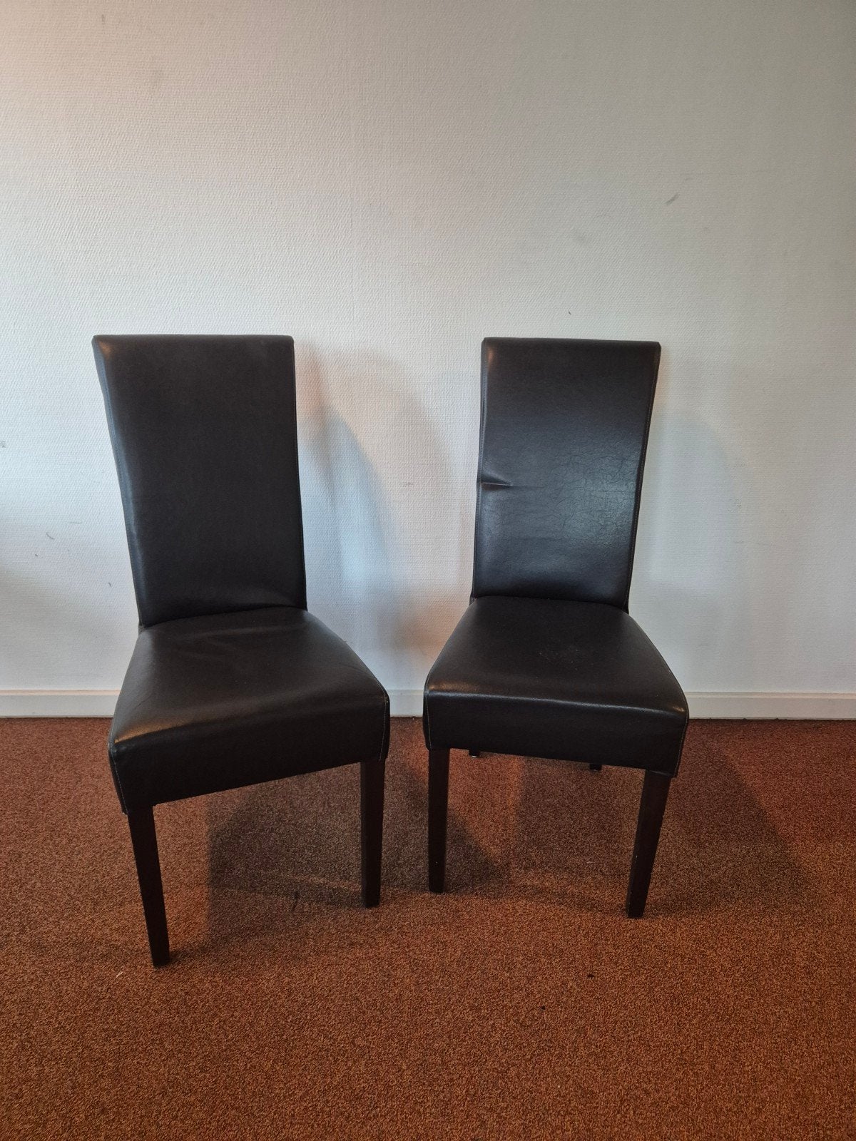 2x Bruine stoelen, zithoogte 50cm, rugleuning 105cm, Ophalen, Gebruikt, Bruin, Twee