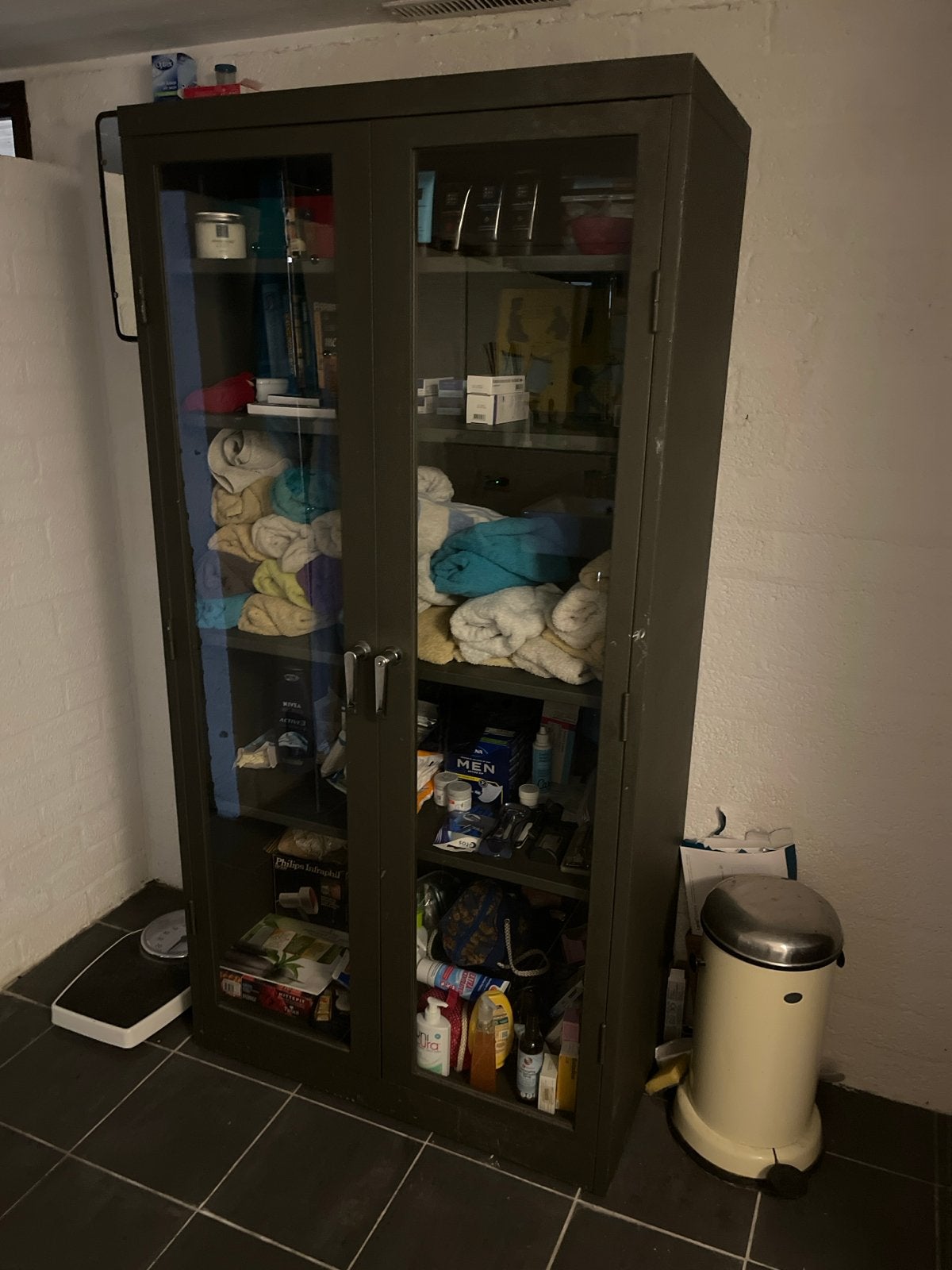 Metalen vitrinekast met glazen deuren - Industrieel design, Ophalen, Gebruikt, A, A